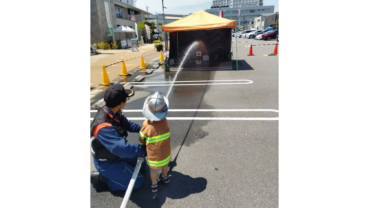 消防車の放水体験＆なりきり衣装で記念撮影